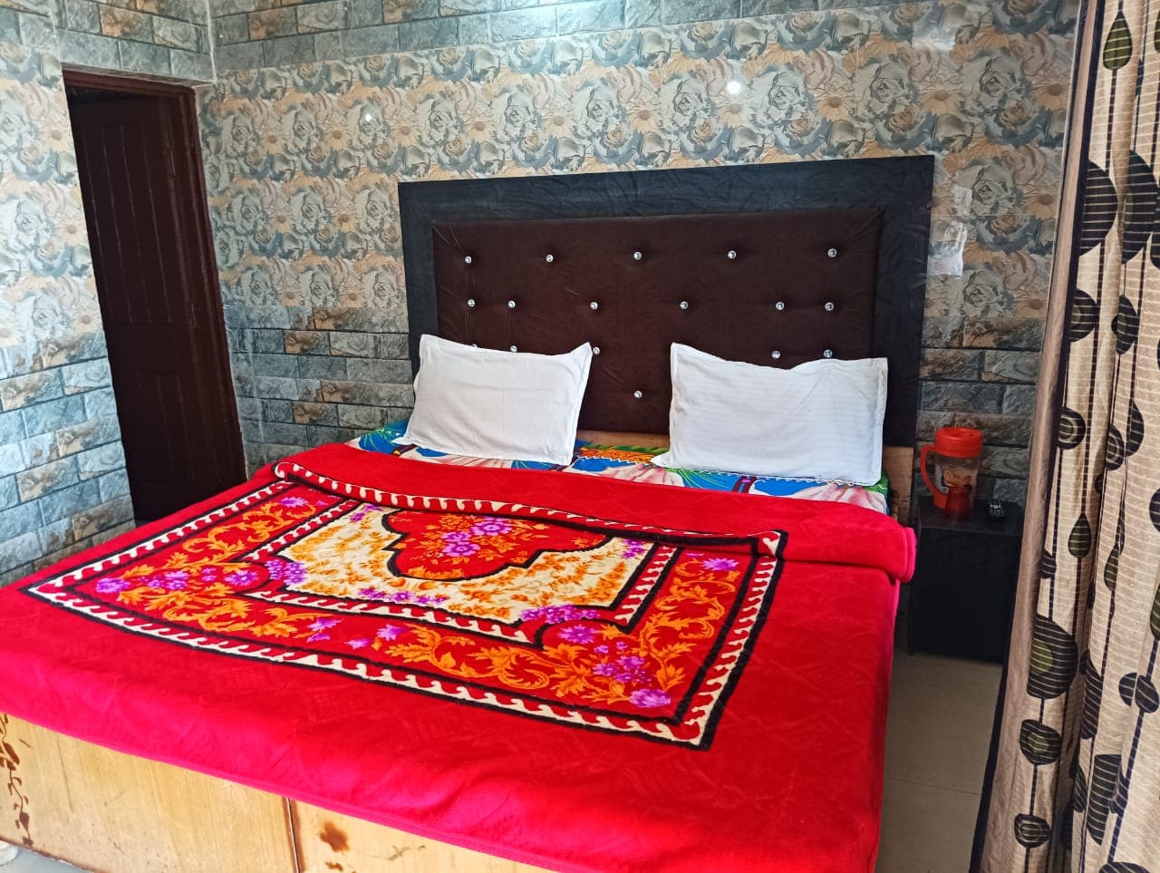Double bed room with windows
