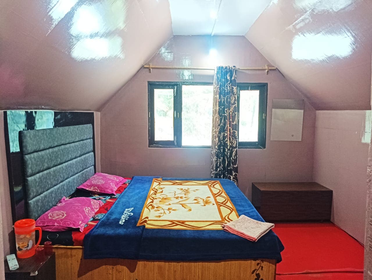 Double bed room with seating